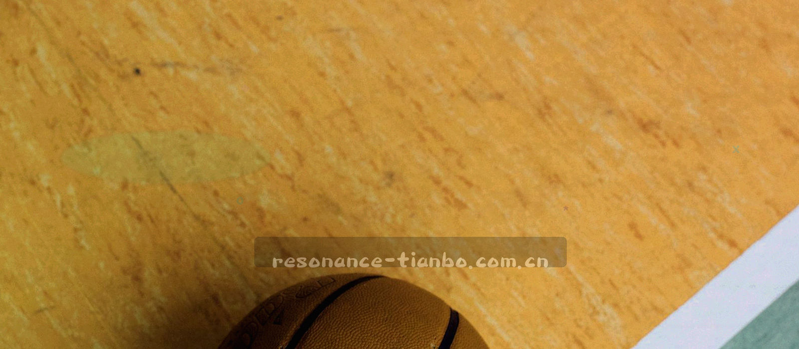 暖色调战术板与时间轴叠影，画面带动态模糊